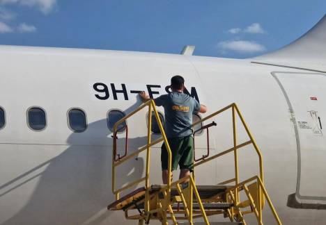 colantare avion comercial preț