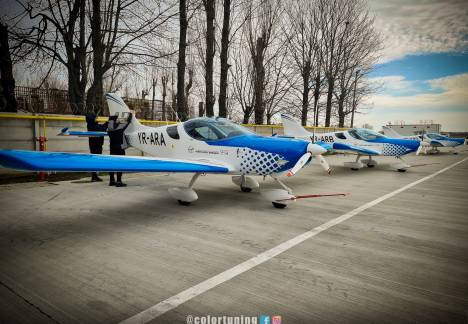 un numar mare de avioane inscriptionate